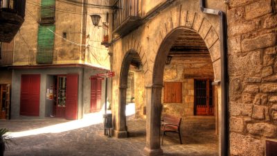 Porxada medieval del carrer Major de Sant Llorenç de Morunys