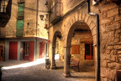 Porxada medieval del carrer Major de Sant Llorenç de Morunys